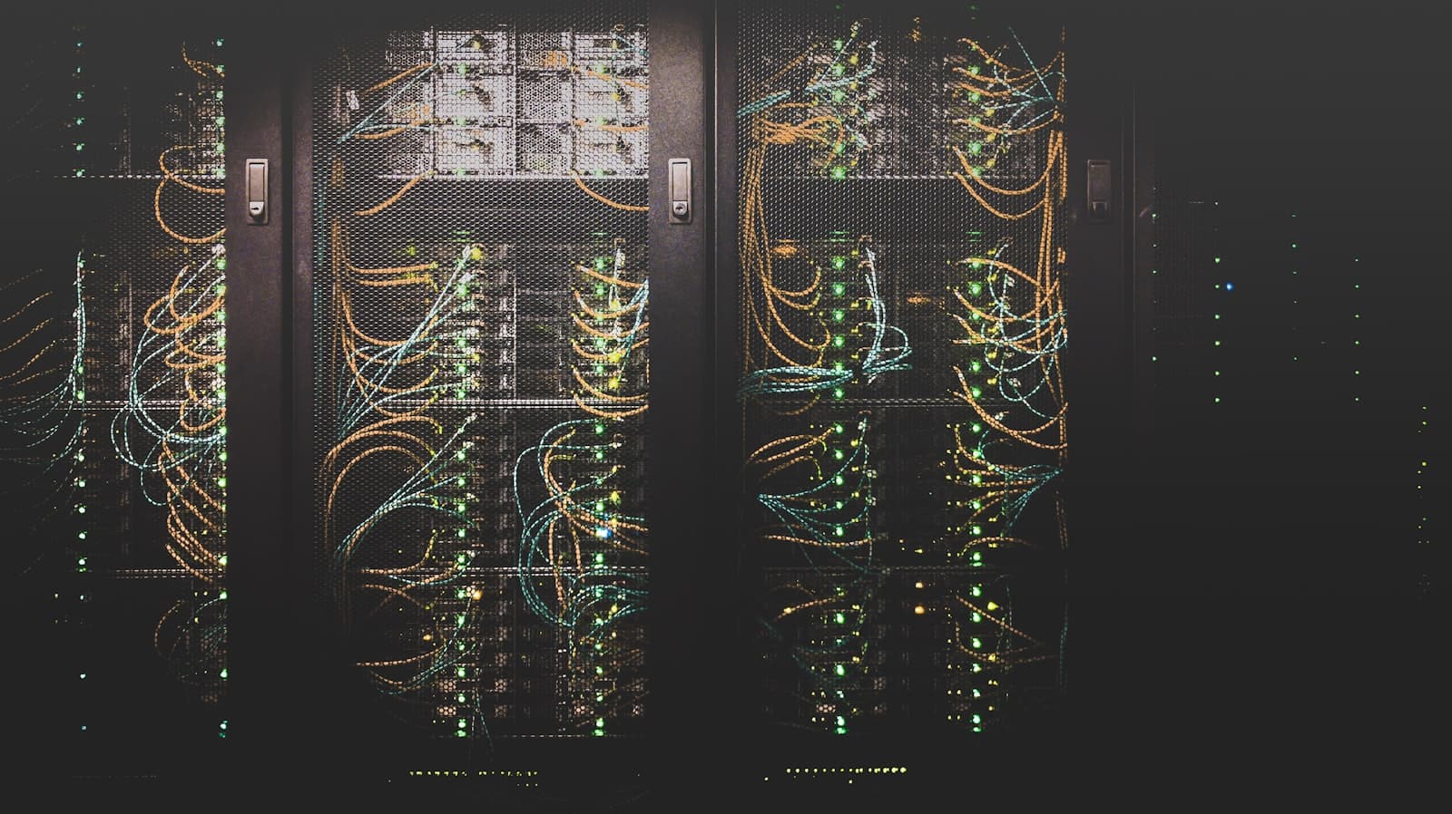 Een moderne server rack van dichtbij, de fysieke laag achter een soevereine Europese AI-recruitment stack