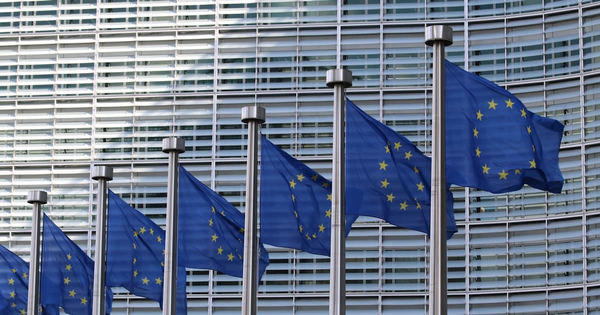 EU-vlaggen voor het Berlaymont-gebouw van de Europese Commissie in Brussel