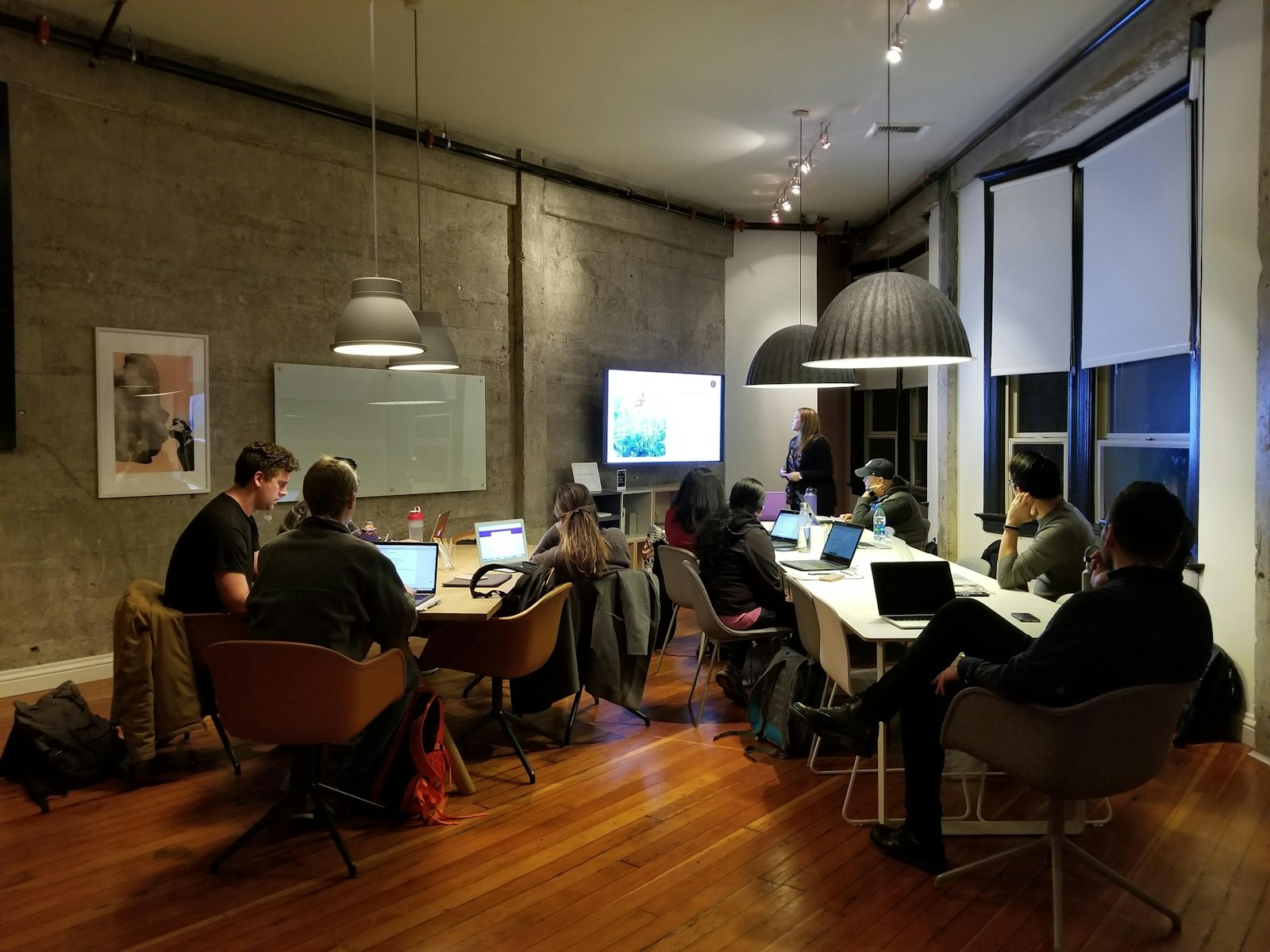 Handen op een toetsenbord tijdens een community-workshop, de open-source-bijdrage-loop in actie