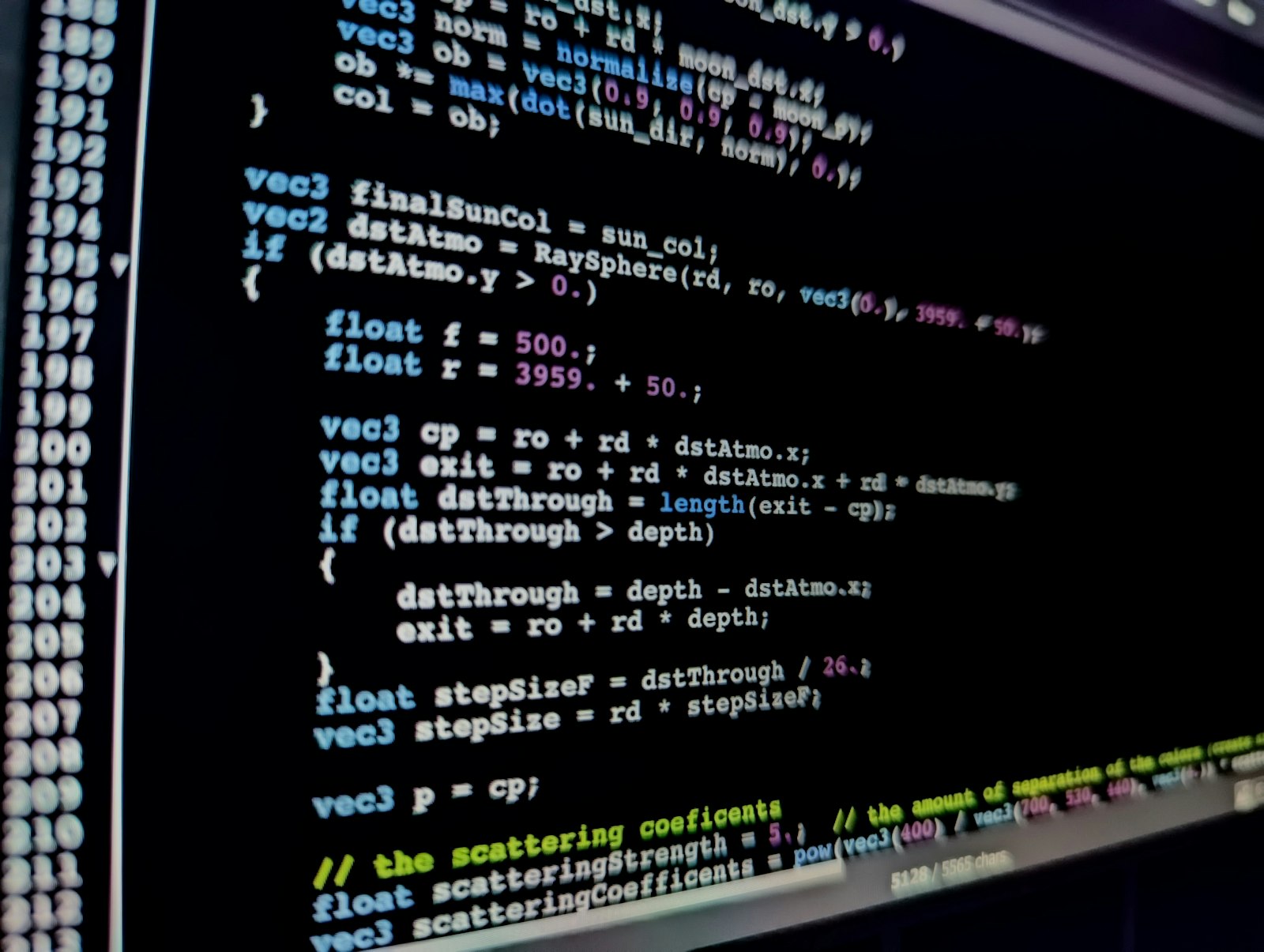 Code op een developerscherm, de open-source laag die een applicatie portabel houdt