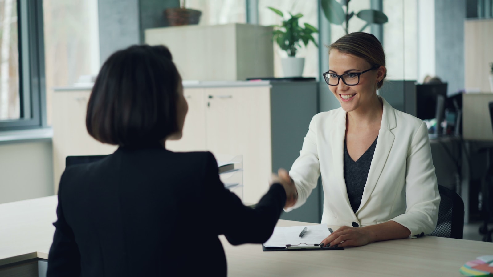 Twee mensen in een echt gesprek aan een bureau, connection is waar APAC landt